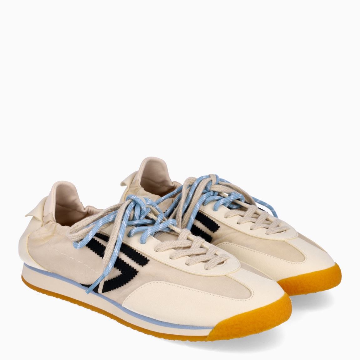 Deportivas de la marca Puraai, modelo PANTHER. Exterior elaboradas en tela color blanco con detalle en negro. Interior en piel color blanco con plantilla acolchada y extraíble para máxima comodidad. Cierre con cordones en dos tonos de color, beig y celeste a rayas. Suela de goma plana. Estas deportivas PURAAI PANTHER son un complemento ideal para marcar un estilo increíble en tus looks!