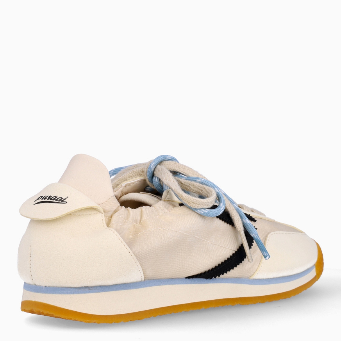 Deportivas de la marca Puraai, modelo PANTHER. Exterior elaboradas en tela color blanco con detalle en negro. Interior en piel color blanco con plantilla acolchada y extraíble para máxima comodidad. Cierre con cordones en dos tonos de color, beig y celeste a rayas. Suela de goma plana. Estas deportivas PURAAI PANTHER son un complemento ideal para marcar un estilo increíble en tus looks!