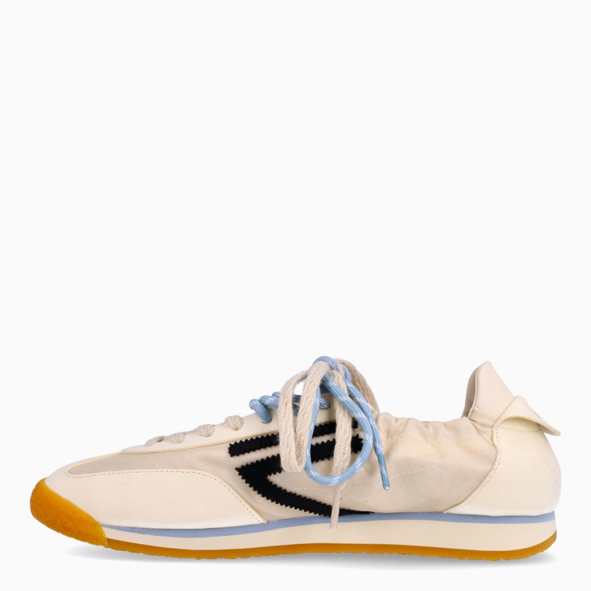 Deportivas de la marca Puraai, modelo PANTHER. Exterior elaboradas en tela color blanco con detalle en negro. Interior en piel color blanco con plantilla acolchada y extraíble para máxima comodidad. Cierre con cordones en dos tonos de color, beig y celeste a rayas. Suela de goma plana. Estas deportivas PURAAI PANTHER son un complemento ideal para marcar un estilo increíble en tus looks!