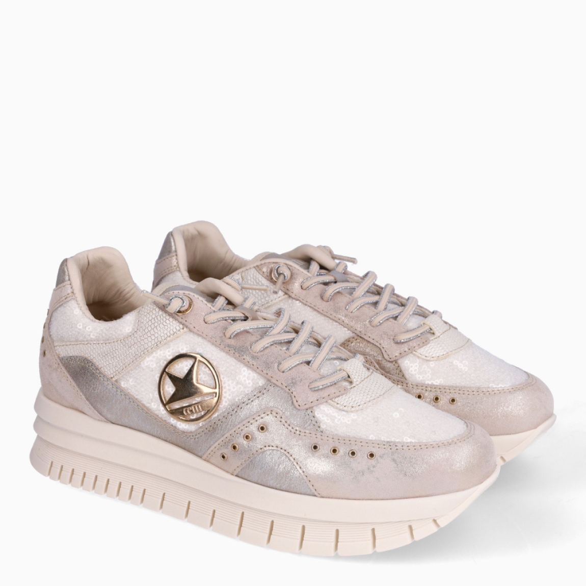 Deportivas de la marca Cetti, modelo MARNA. Exterior en piel color blanco con detalle en escarchado, logotipo dorado y tachuelas doradas. Interior en piel color blanco. Cierre con cordones elásticos. Deportivas con suela de goma dentada y cuña de 4cm de altura. Estas deportivas Cetti MARNA son unas clásicas, ideales en comodidad y estilo!