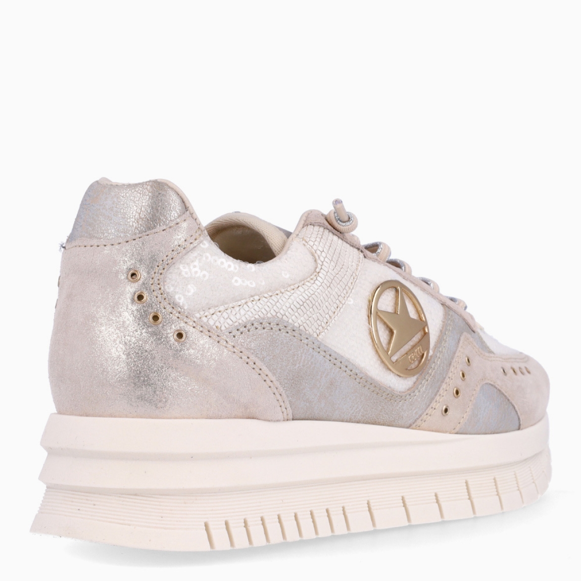 Deportivas de la marca Cetti, modelo MARNA. Exterior en piel color blanco con detalle en escarchado, logotipo dorado y tachuelas doradas. Interior en piel color blanco. Cierre con cordones elásticos. Deportivas con suela de goma dentada y cuña de 4cm de altura. Estas deportivas Cetti MARNA son unas clásicas, ideales en comodidad y estilo!