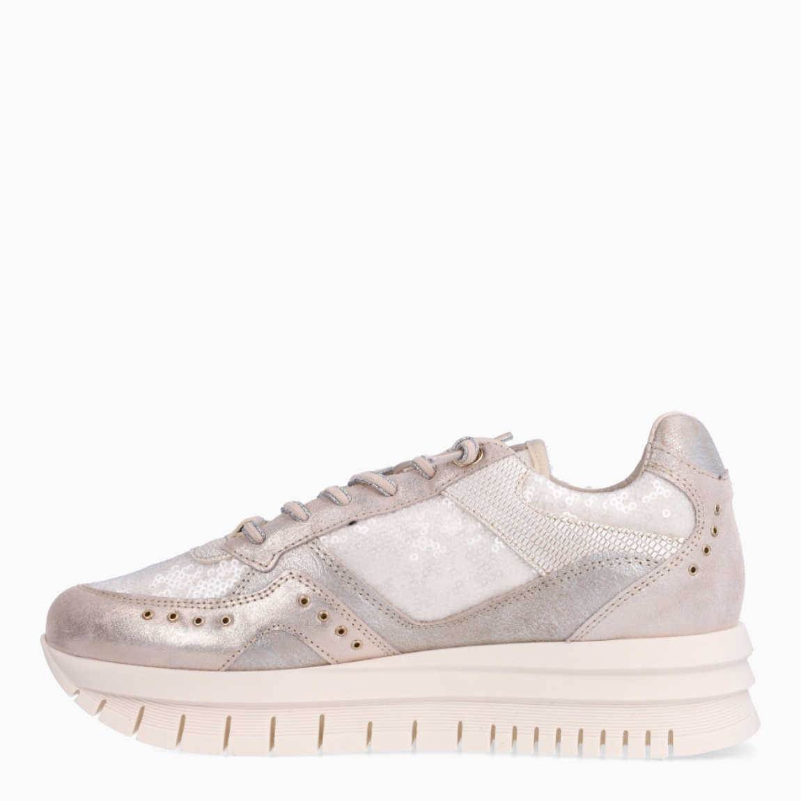 Deportivas de la marca Cetti, modelo MARNA. Exterior en piel color blanco con detalle en escarchado, logotipo dorado y tachuelas doradas. Interior en piel color blanco. Cierre con cordones elásticos. Deportivas con suela de goma dentada y cuña de 4cm de altura. Estas deportivas Cetti MARNA son unas clásicas, ideales en comodidad y estilo!