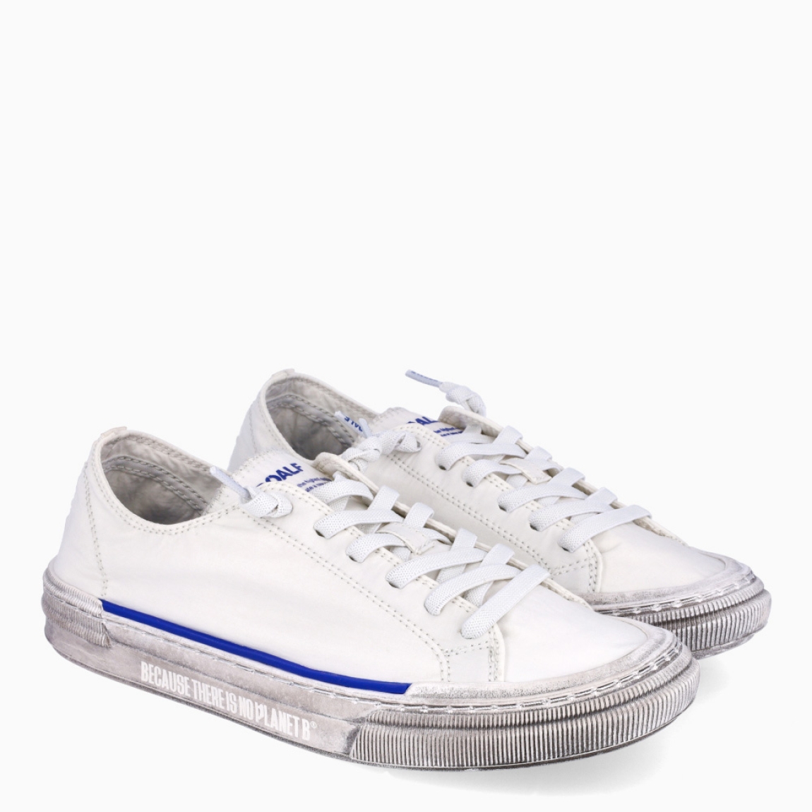 Deportivas Ecoalf, modelo STRENK. Elaborado en textil color blanco con detalle en azul.Interior en textil color blanco. Cierre de deportivas Ecoaf con cordones blancos y suela plana color gris efecto desgastado. Estas deportivas Ecoalf STRENK son unas clásicas, ideales para tu día a día!