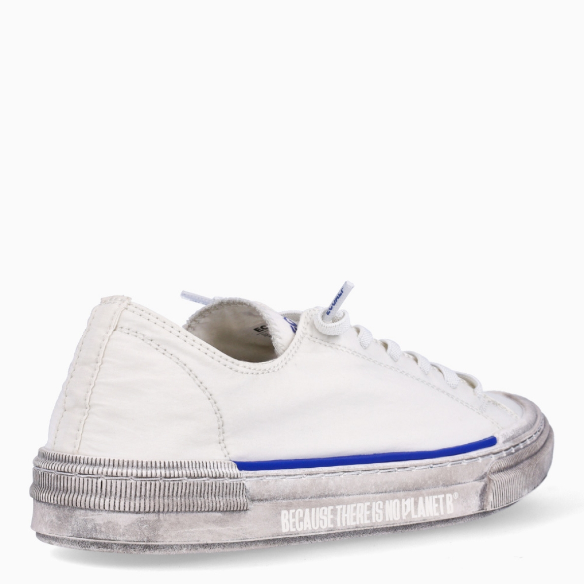 Deportivas Ecoalf, modelo STRENK. Elaborado en textil color blanco con detalle en azul.Interior en textil color blanco. Cierre de deportivas Ecoaf con cordones blancos y suela plana color gris efecto desgastado. Estas deportivas Ecoalf STRENK son unas clásicas, ideales para tu día a día!