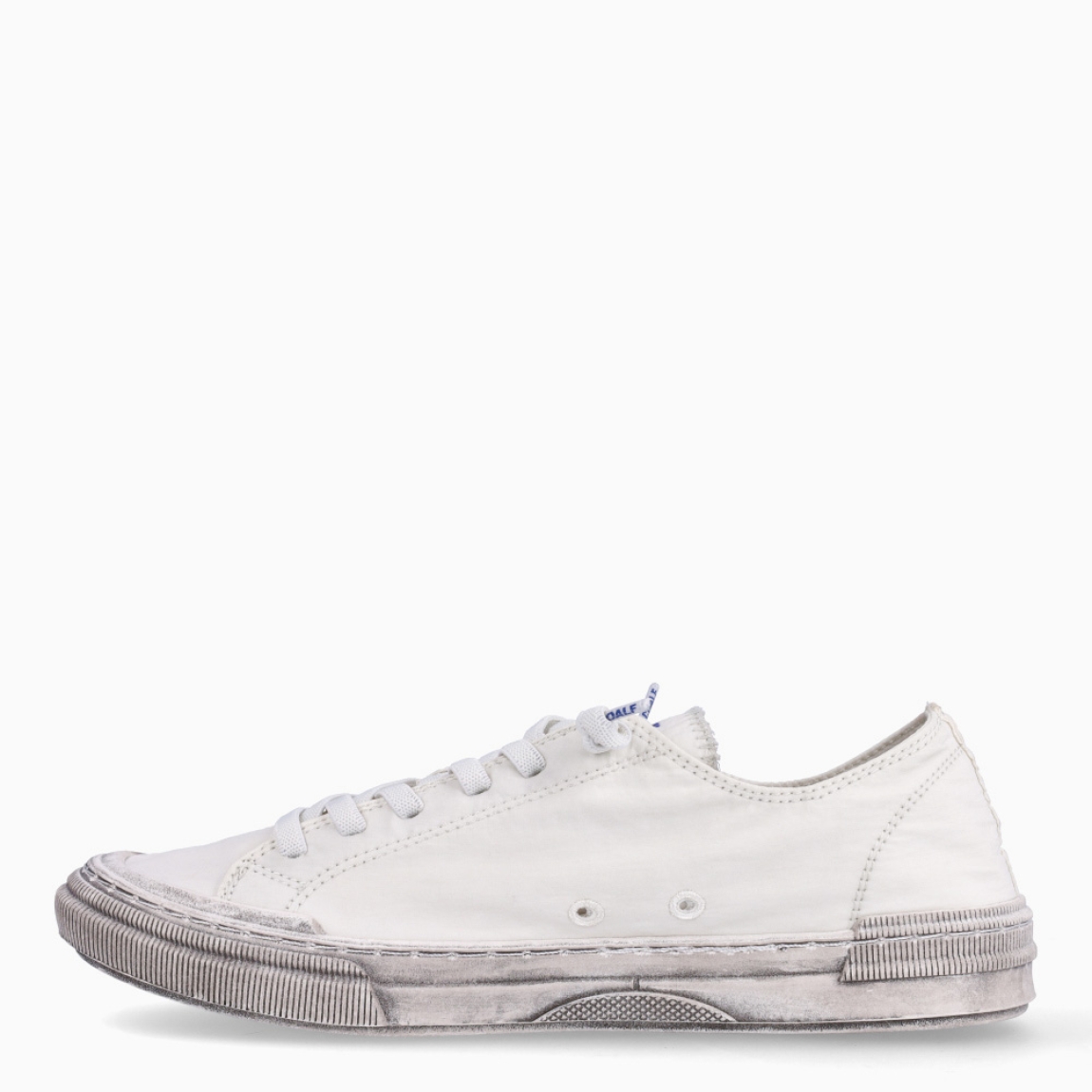 Deportivas Ecoalf, modelo STRENK. Elaborado en textil color blanco con detalle en azul.Interior en textil color blanco. Cierre de deportivas Ecoaf con cordones blancos y suela plana color gris efecto desgastado. Estas deportivas Ecoalf STRENK son unas clásicas, ideales para tu día a día!