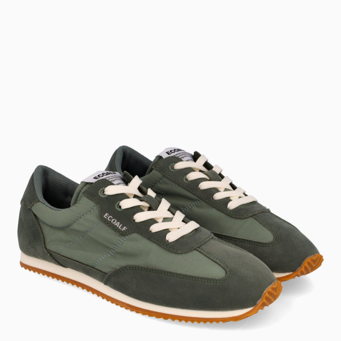 Deportivas Ecoalf, modelo DENVER. Elaborado en textil color verde con detalle en ante y logo de la marca.Interior en textil color verde. Cierre de deportivas Ecoaf con cordones blancos y suela dentada plana. Estas deportivas Ecoalf DENVER son unas clásicas, ideales para tu día a día!