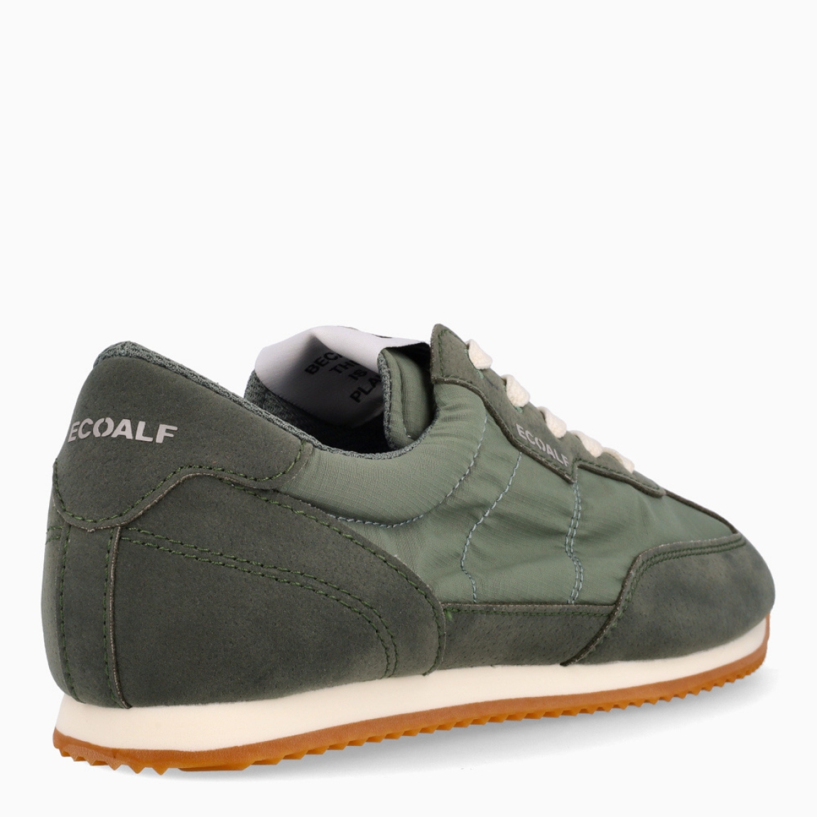 Deportivas Ecoalf, modelo DENVER. Elaborado en textil color verde con detalle en ante y logo de la marca.Interior en textil color verde. Cierre de deportivas Ecoaf con cordones blancos y suela dentada plana. Estas deportivas Ecoalf DENVER son unas clásicas, ideales para tu día a día!