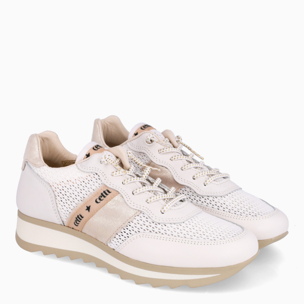 Deportivas de la marca Cetti, modelo 849. Exterior de las deportivas en tela color blanco estilo rejilla con detalle en ante y escarchado. Interior de las deportivas en piel color blanco. Cierre de las deportivas Cetti con cordones elásticos. Deportivas con cuña de 3cm de altura. Estas deportivas Cetti 849 son unas clásicas, con estilo y comodidad que no pueden faltar en tu armario.