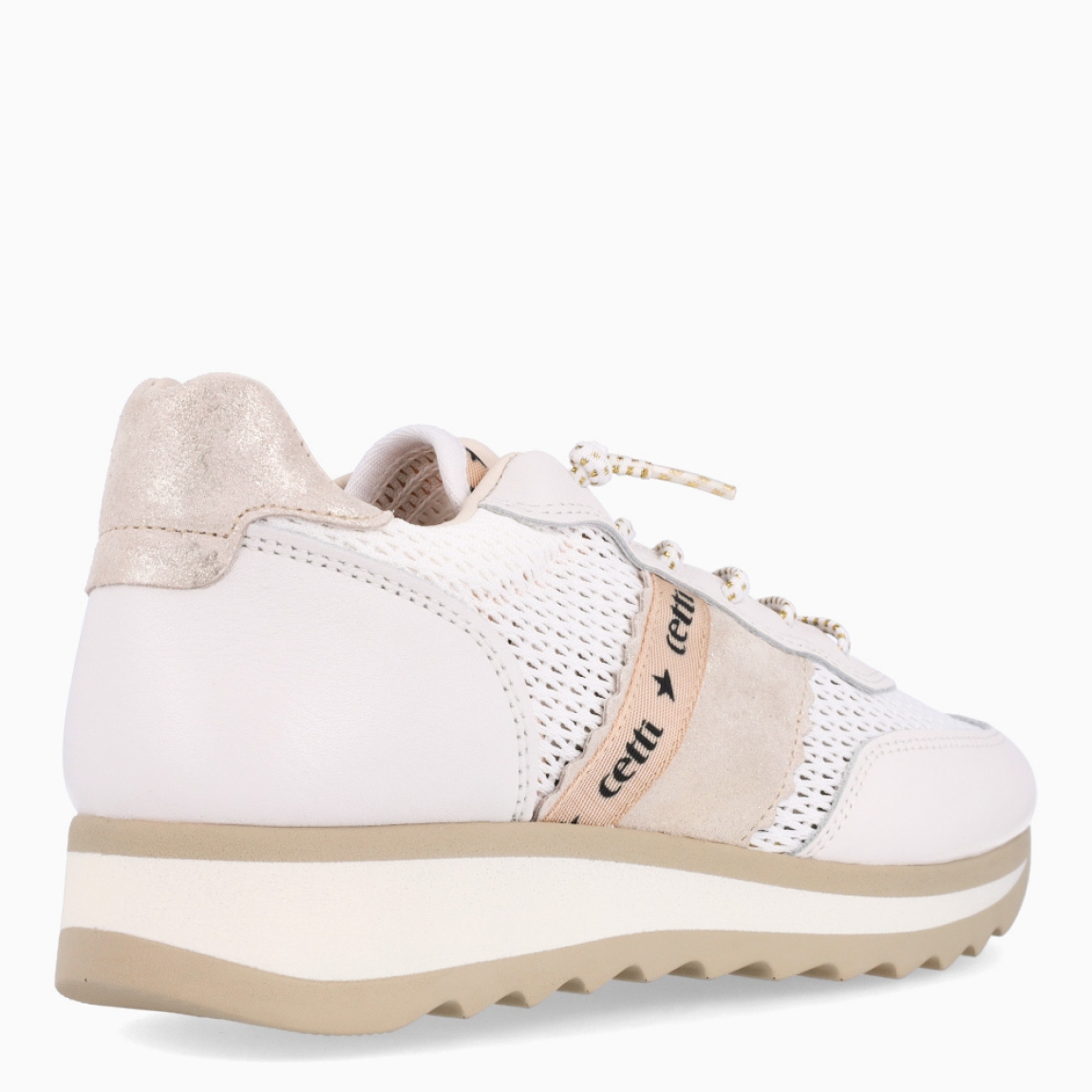 Deportivas de la marca Cetti, modelo 849. Exterior de las deportivas en tela color blanco estilo rejilla con detalle en ante y escarchado. Interior de las deportivas en piel color blanco. Cierre de las deportivas Cetti con cordones elásticos. Deportivas con cuña de 3cm de altura. Estas deportivas Cetti 849 son unas clásicas, con estilo y comodidad que no pueden faltar en tu armario.