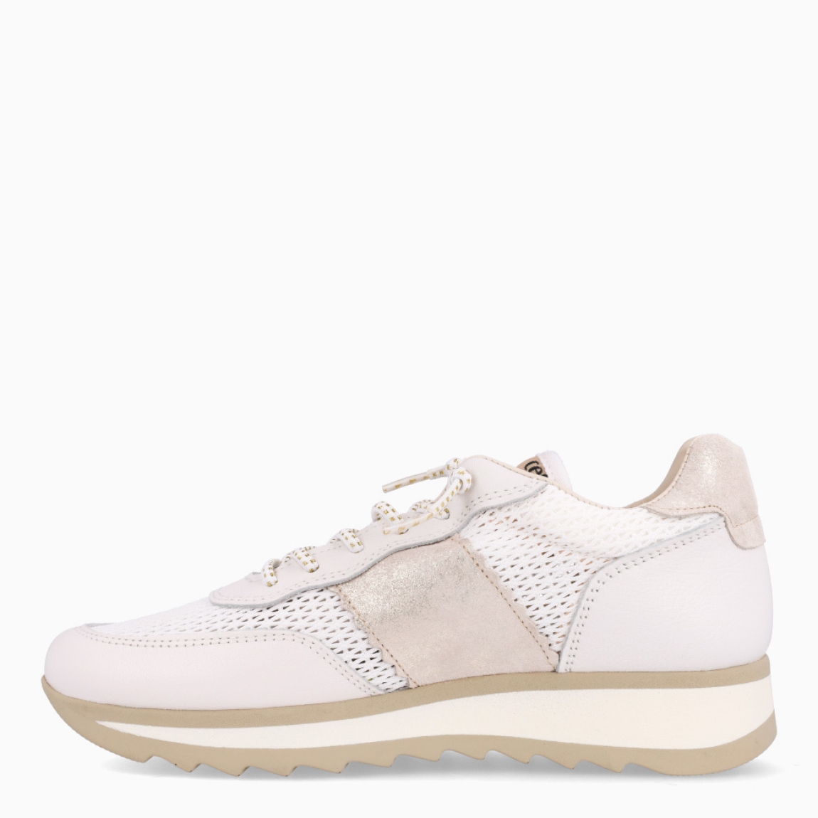 Deportivas de la marca Cetti, modelo 849. Exterior de las deportivas en tela color blanco estilo rejilla con detalle en ante y escarchado. Interior de las deportivas en piel color blanco. Cierre de las deportivas Cetti con cordones elásticos. Deportivas con cuña de 3cm de altura. Estas deportivas Cetti 849 son unas clásicas, con estilo y comodidad que no pueden faltar en tu armario.