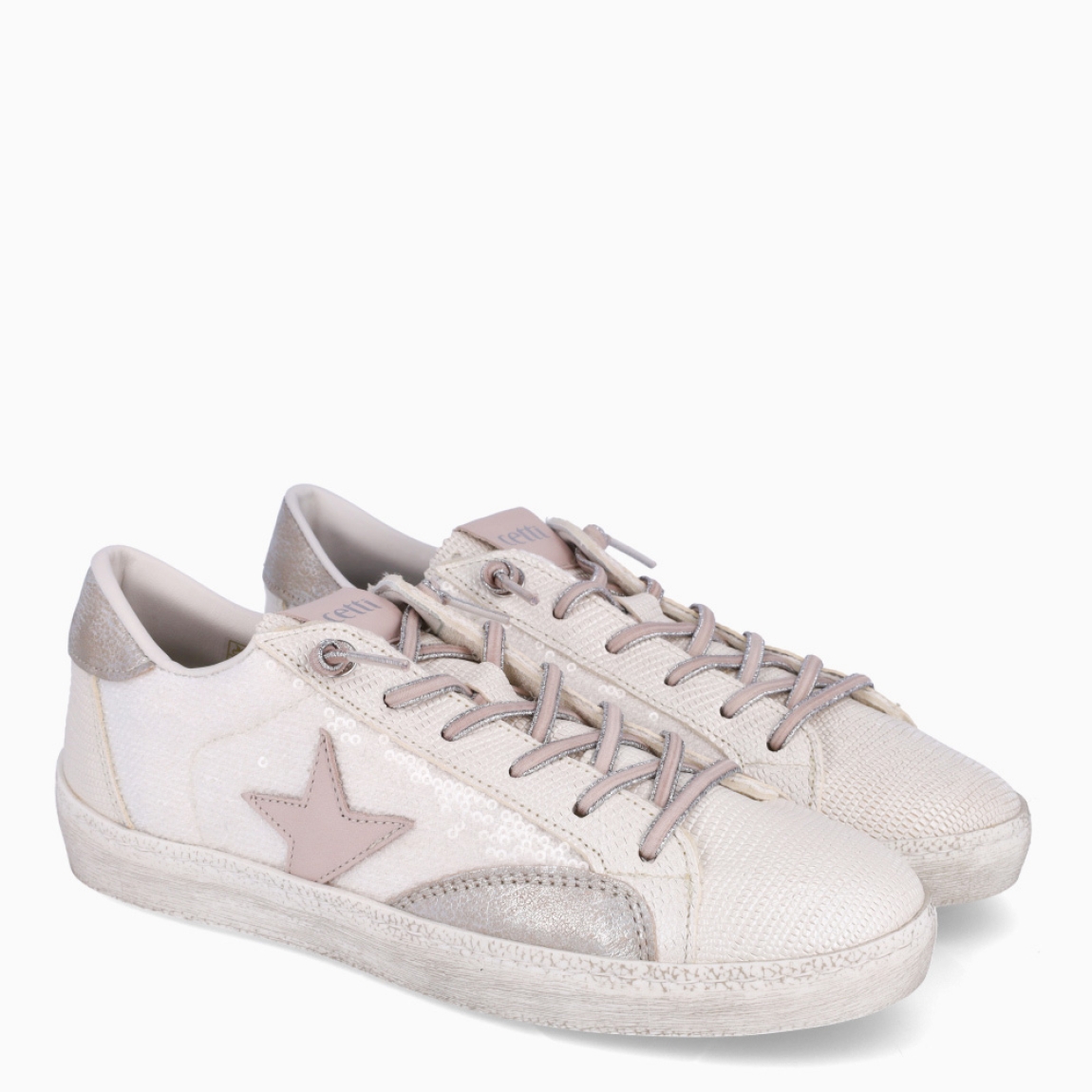 Deportivas de la marca Cetti, modelo STAR. Exterior de las deportivas en piel color blanco con detalles de logo en escarchado y lentejuelas blancas con logo de marca es colo rosa. Interior de las deportivas en piel color blanco con plantilla acolchada para máxima comodidad. Cierre de las deportivas con cordones elásticos color blanco. Deportivas con plataforma de 3cm de altura. Estas deportivas Cetti STAR tienen el estilo único que necesitas para resaltar a donde vayas!