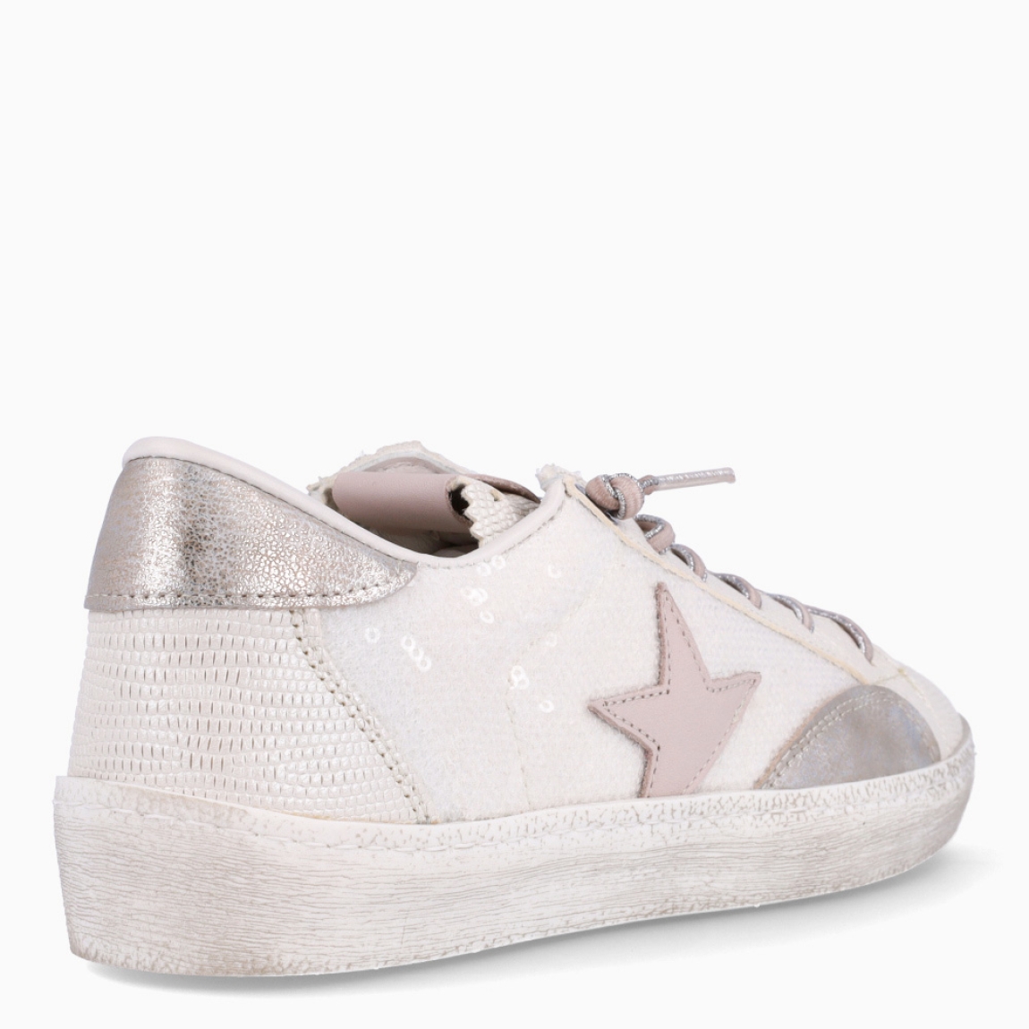 Deportivas de la marca Cetti, modelo STAR. Exterior de las deportivas en piel color blanco con detalles de logo en escarchado y lentejuelas blancas con logo de marca es colo rosa. Interior de las deportivas en piel color blanco con plantilla acolchada para máxima comodidad. Cierre de las deportivas con cordones elásticos color blanco. Deportivas con plataforma de 3cm de altura. Estas deportivas Cetti STAR tienen el estilo único que necesitas para resaltar a donde vayas!