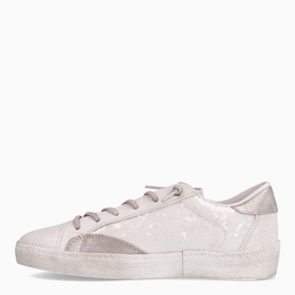 Deportivas de la marca Cetti, modelo STAR. Exterior de las deportivas en piel color blanco con detalles de logo en escarchado y lentejuelas blancas con logo de marca es colo rosa. Interior de las deportivas en piel color blanco con plantilla acolchada para máxima comodidad. Cierre de las deportivas con cordones elásticos color blanco. Deportivas con plataforma de 3cm de altura. Estas deportivas Cetti STAR tienen el estilo único que necesitas para resaltar a donde vayas!