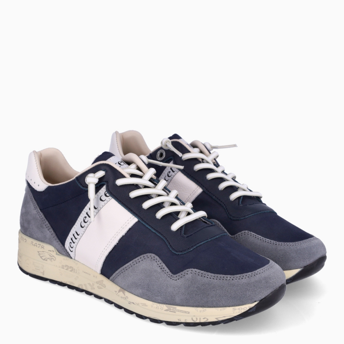 Deportivas de la marca Cetti, modelo C-1370. Exterior de las deportivas en textil color azul con detalle en ante. Interior de las deportivas en piel color blanco con plantilla acolchada y extraíble para máxima comodidad. Cierre de las deportivas Cetti con cordones elásticos. Deportivas con suela plana. Estas deportivas Cetti C-1370 son unas clásicas, con estilo y comodidad que no pueden faltar en tu armario.