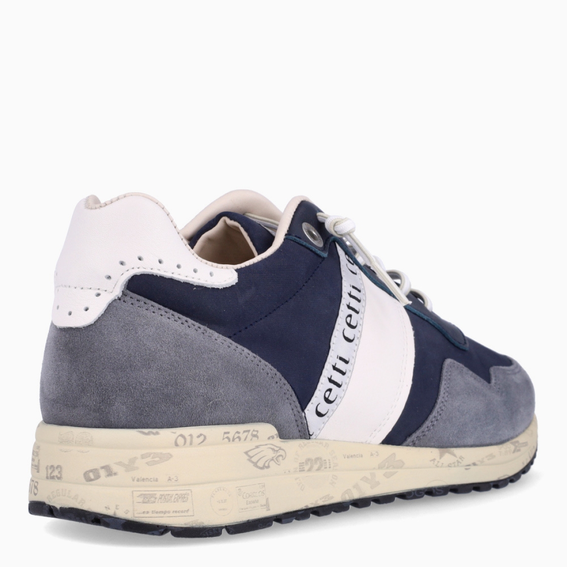 Deportivas de la marca Cetti, modelo C-1370. Exterior de las deportivas en textil color azul con detalle en ante. Interior de las deportivas en piel color blanco con plantilla acolchada y extraíble para máxima comodidad. Cierre de las deportivas Cetti con cordones elásticos. Deportivas con suela plana. Estas deportivas Cetti C-1370 son unas clásicas, con estilo y comodidad que no pueden faltar en tu armario.