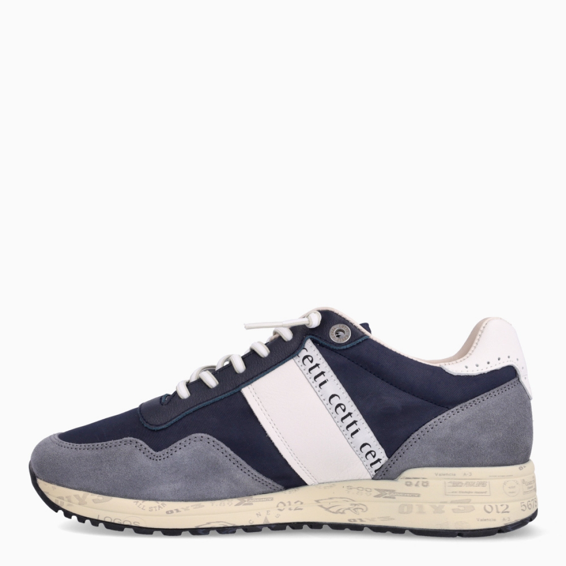 Deportivas de la marca Cetti, modelo C-1370. Exterior de las deportivas en textil color azul con detalle en ante. Interior de las deportivas en piel color blanco con plantilla acolchada y extraíble para máxima comodidad. Cierre de las deportivas Cetti con cordones elásticos. Deportivas con suela plana. Estas deportivas Cetti C-1370 son unas clásicas, con estilo y comodidad que no pueden faltar en tu armario.