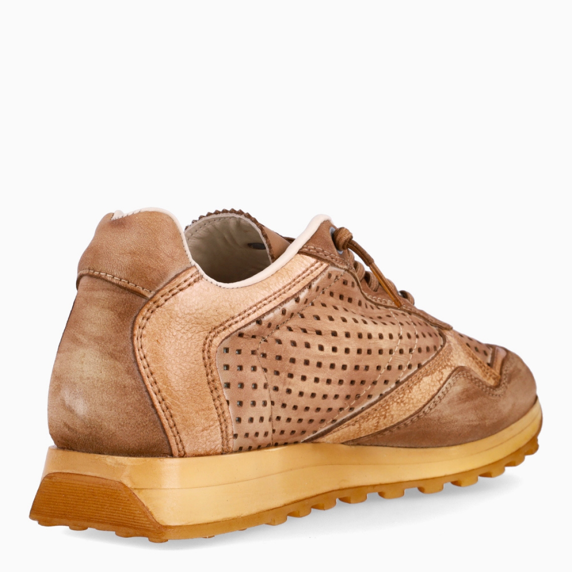 Deportiva troquelada de la marca Cetti, modelo C-848. Exterior de la deportiva de piel de color cuero con efecto troquelado. Interior de la deportiva de piel de color blanco con plantilla acolchada para máxima comodidad. Deportiva con cierre con cordones elásticos de color cuero. Deportiva con suela de goma de 3 cm de cuña. La deportiva C-848 de Cetti es una deportiva troquelada, cómoda, básica y perfecta para ir cómodo cada día.