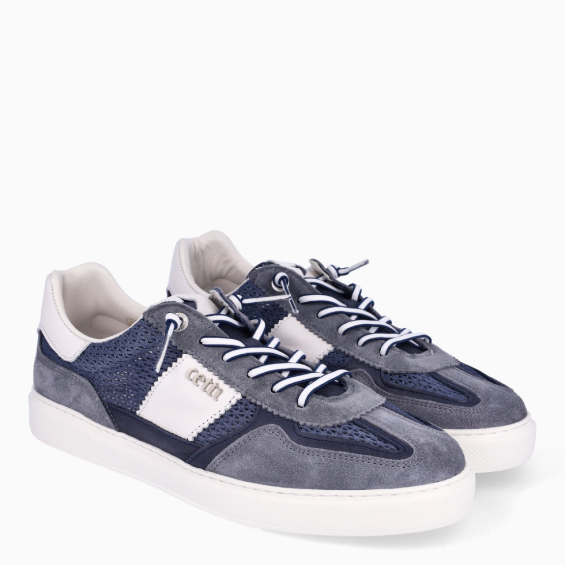 Deportivas de la marca Cetti, modelo C-1395. Exterior de las deportivas en textil color azul estilo rejilla con detalle en ante. Interior de las deportivas en piel color blanco con plantilla acolchada para máxima comodidad. Cierre de las deportivas Cetti con cordones elásticos. Deportivas con suela plana. Estas deportivas Cetti C-1395 son unas clásicas, con estilo y comodidad que no pueden faltar en tu armario.