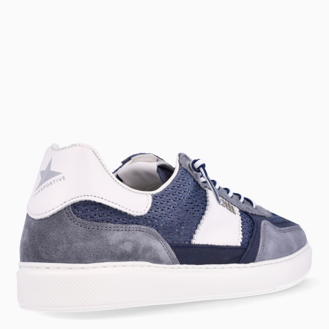 Deportivas de la marca Cetti, modelo C-1395. Exterior de las deportivas en textil color azul estilo rejilla con detalle en ante. Interior de las deportivas en piel color blanco con plantilla acolchada para máxima comodidad. Cierre de las deportivas Cetti con cordones elásticos. Deportivas con suela plana. Estas deportivas Cetti C-1395 son unas clásicas, con estilo y comodidad que no pueden faltar en tu armario.