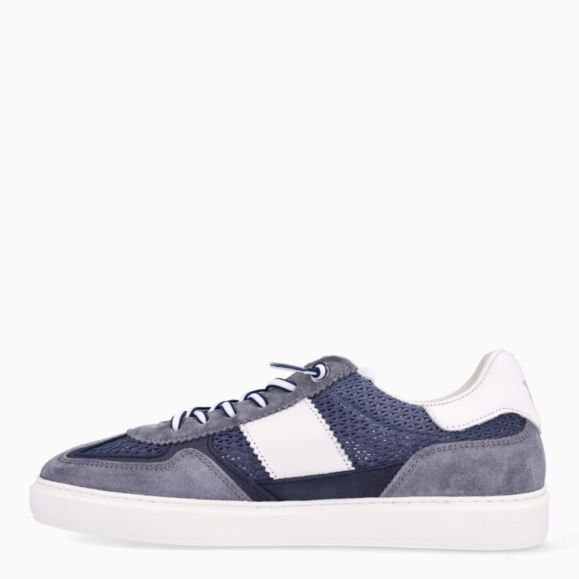 Deportivas de la marca Cetti, modelo C-1395. Exterior de las deportivas en textil color azul estilo rejilla con detalle en ante. Interior de las deportivas en piel color blanco con plantilla acolchada para máxima comodidad. Cierre de las deportivas Cetti con cordones elásticos. Deportivas con suela plana. Estas deportivas Cetti C-1395 son unas clásicas, con estilo y comodidad que no pueden faltar en tu armario.