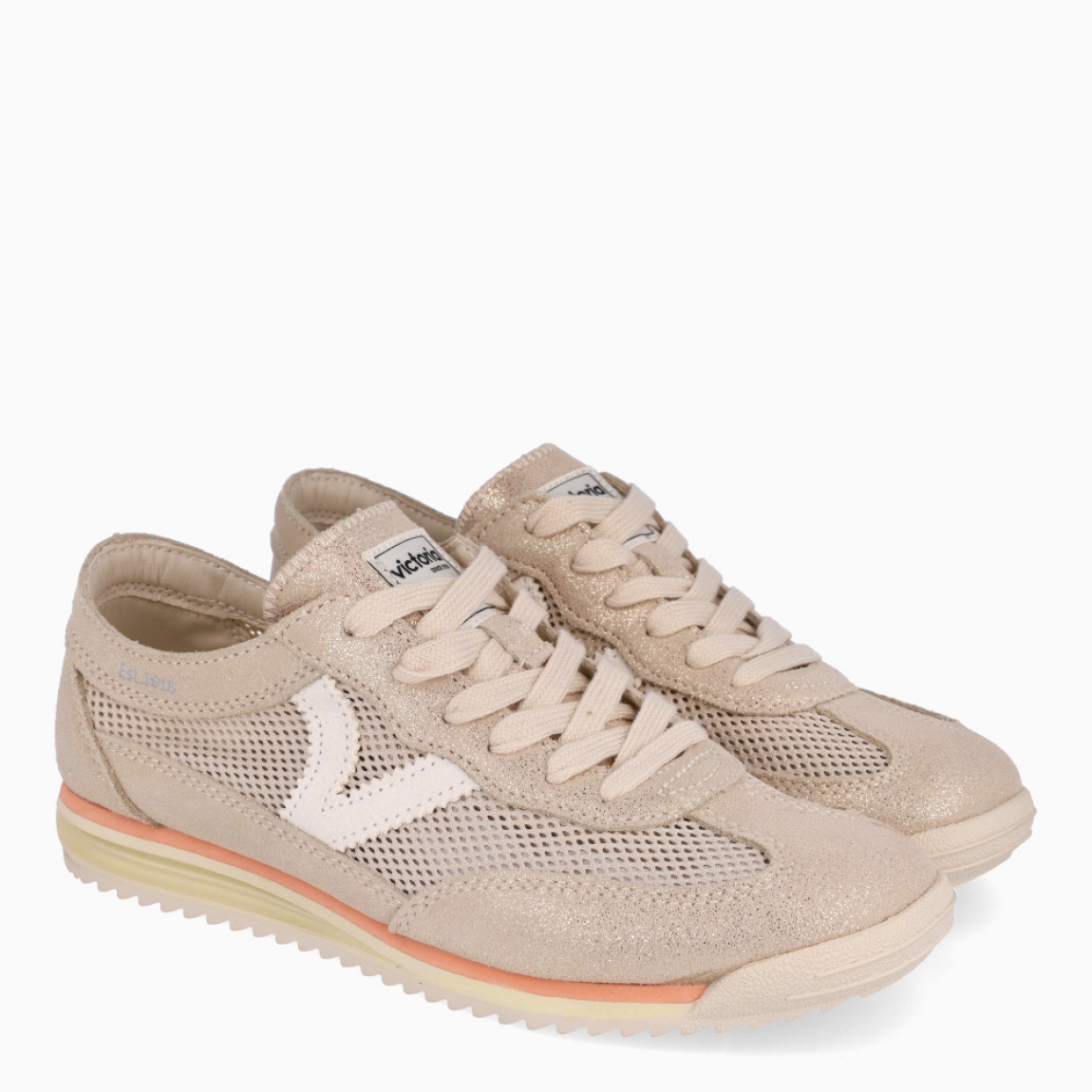 Deportivas de la marca Victoria, modelo MAYPE. Exterior de las deportivas en textil color platino estilo rejilla con detalle en escarchado y logo de la marca. Interior de las deportivas en piel color beig con plantilla acolchada y extraíble para máxima comodidad. Cierre de las deportivas Victoria con cordones blancos. Deportivas con suela dentada. Estas deportivas Victoria MAYPE son unas clásicas, con estilo y comodidad que no pueden faltar en tu armario.
