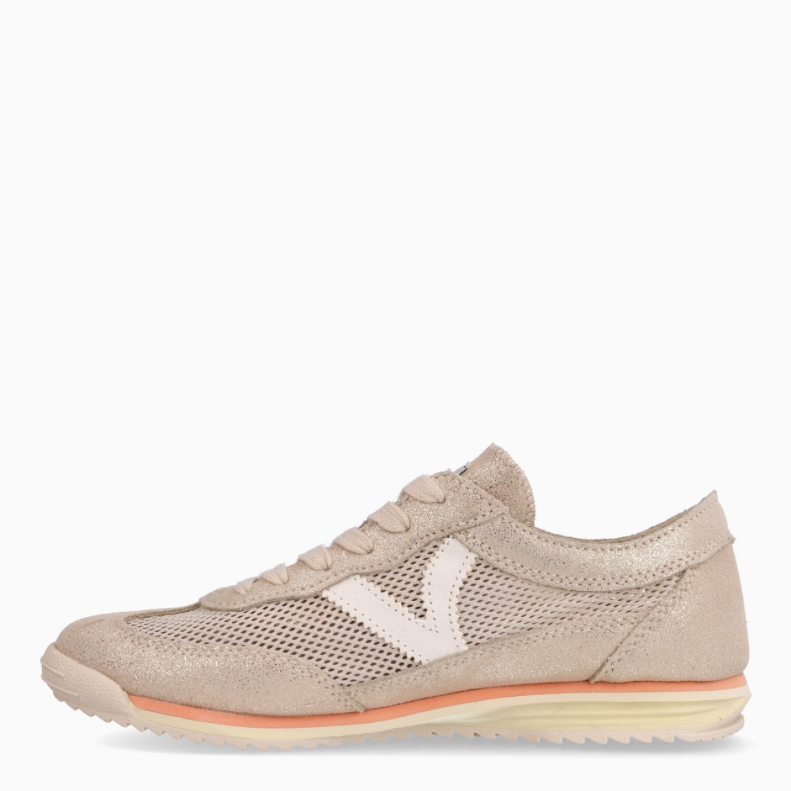 Deportivas de la marca Victoria, modelo MAYPE. Exterior de las deportivas en textil color platino estilo rejilla con detalle en escarchado y logo de la marca. Interior de las deportivas en piel color beig con plantilla acolchada y extraíble para máxima comodidad. Cierre de las deportivas Victoria con cordones blancos. Deportivas con suela dentada. Estas deportivas Victoria MAYPE son unas clásicas, con estilo y comodidad que no pueden faltar en tu armario.