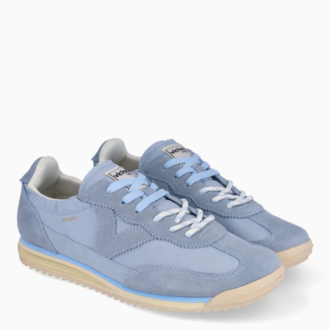 Deportivas de la marca Victoria, modelo RAYAN. Exterior de las deportivas en textil color azul claro con detalle en ante y logotipo de marca. Interior de las deportivas en piel color blanco con plantilla acolchada y extraíble para máxima comodidad. Cierre de las deportivas Victoria con cordones blancos. Deportivas con suela dentada. Estas deportivas Victoria RAYAN son unas clásicas, con estilo y comodidad que no pueden faltar en tu armario.