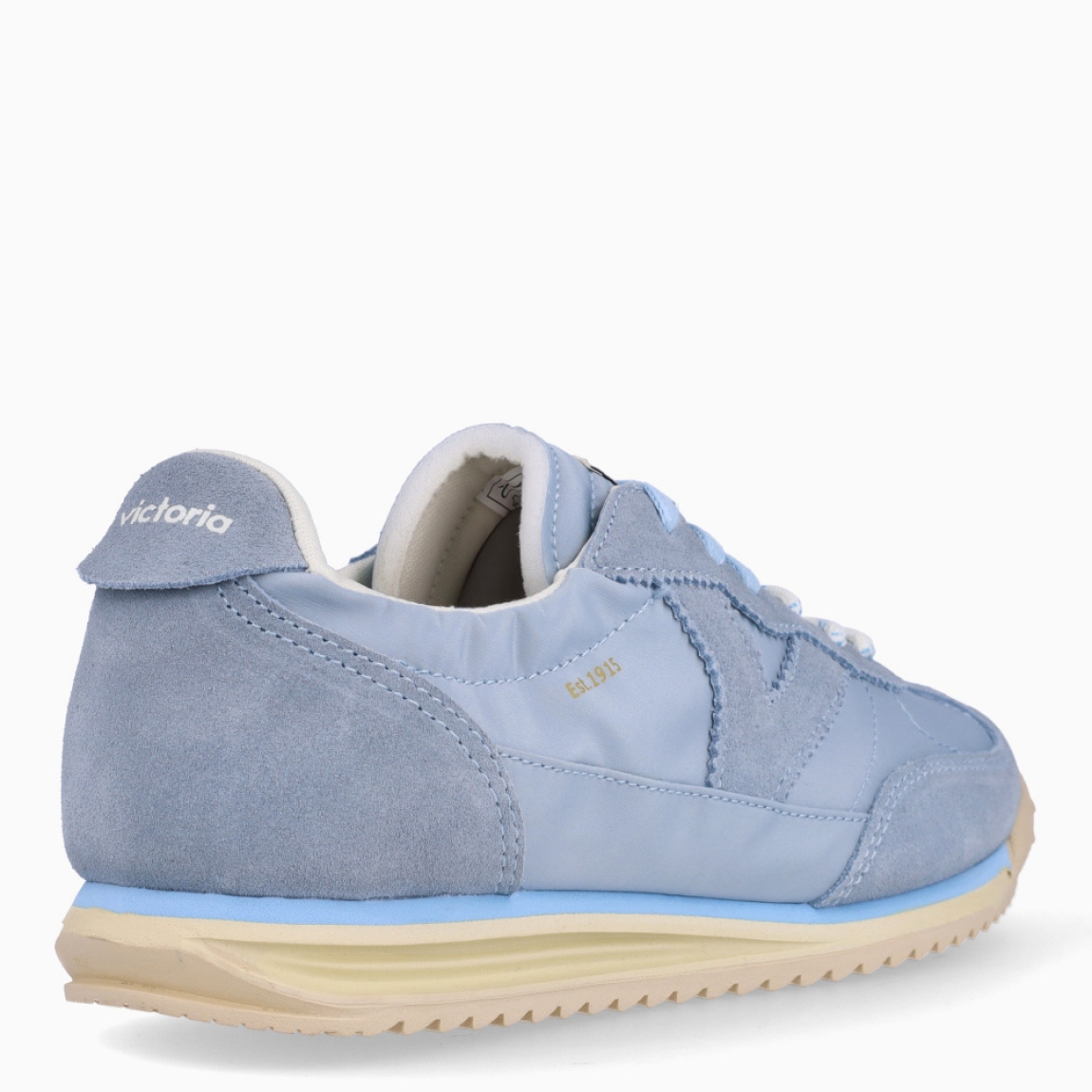 Deportivas de la marca Victoria, modelo RAYAN. Exterior de las deportivas en textil color azul claro con detalle en ante y logotipo de marca. Interior de las deportivas en piel color blanco con plantilla acolchada y extraíble para máxima comodidad. Cierre de las deportivas Victoria con cordones blancos. Deportivas con suela dentada. Estas deportivas Victoria RAYAN son unas clásicas, con estilo y comodidad que no pueden faltar en tu armario.