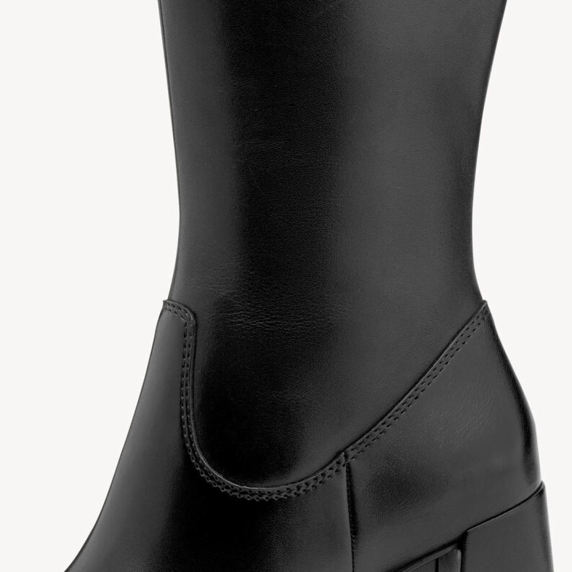 Botas de la marca Tamaris, modelo TILMA. Exterior en piel color negro con punta lápiz. Cierre de las botas con cremallera y un tacón de 7cm de altura. Estas botas Tamaris TILMA son unas clásicas, ideales para combinar con todos tus looks de esta temporada!