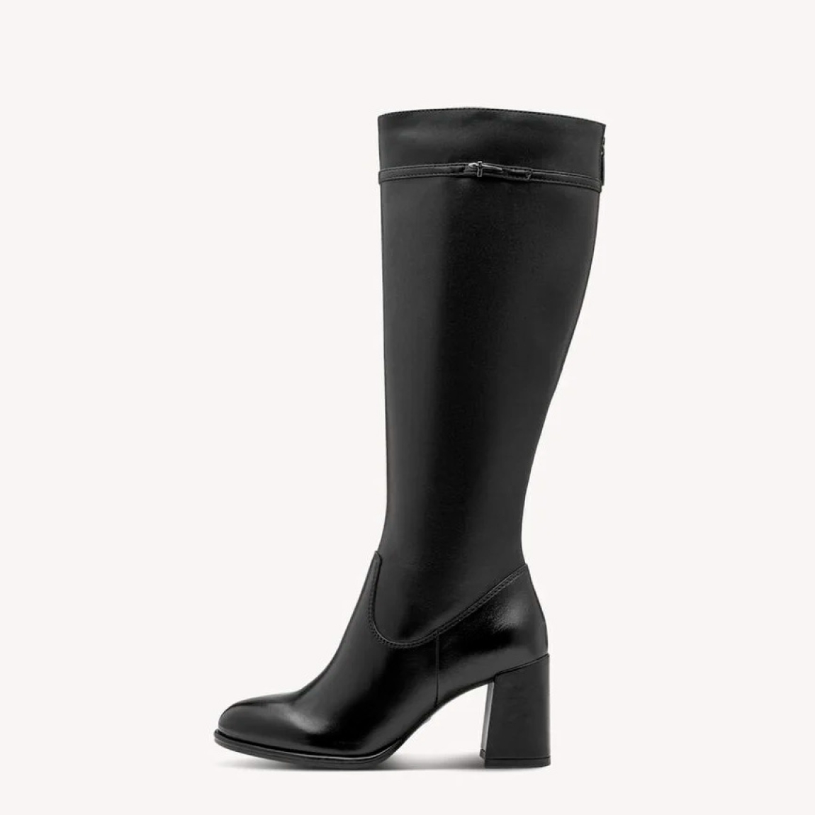 Botas de la marca Tamaris, modelo TILMA. Exterior en piel color negro con punta lápiz. Cierre de las botas con cremallera y un tacón de 7cm de altura. Estas botas Tamaris TILMA son unas clásicas, ideales para combinar con todos tus looks de esta temporada!
