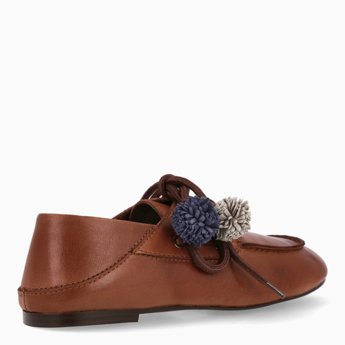 Mocasines destalonados de la marca Itse, modelo SANDRO. Exterior en piel color marrón con detalle de charms colgantes a tono sujetados en cordones color azul y gris. Interior en piel color marrón. Cierre de mocasines con cordones y suela plana de goma. Estos mocasines Itse SANDRO, son un complemento clásico, ideal para crear diferentes looks!