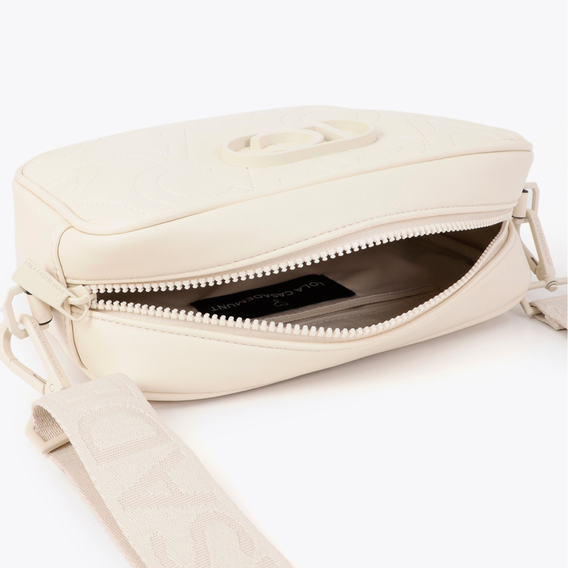 Bolso bandolera de la marca Lola Casademunt, modelo LEONARD. Bolso elaborado en polipiel de color crudo, es práctico y elegante. Confeccionado en material resistente, presenta un cierre de cremallera y detalles metálicos. Ideal para llevar lo esencial con estilo.ALTO 18cm ANCHO 25cm PROFUNDIDAD 8cm