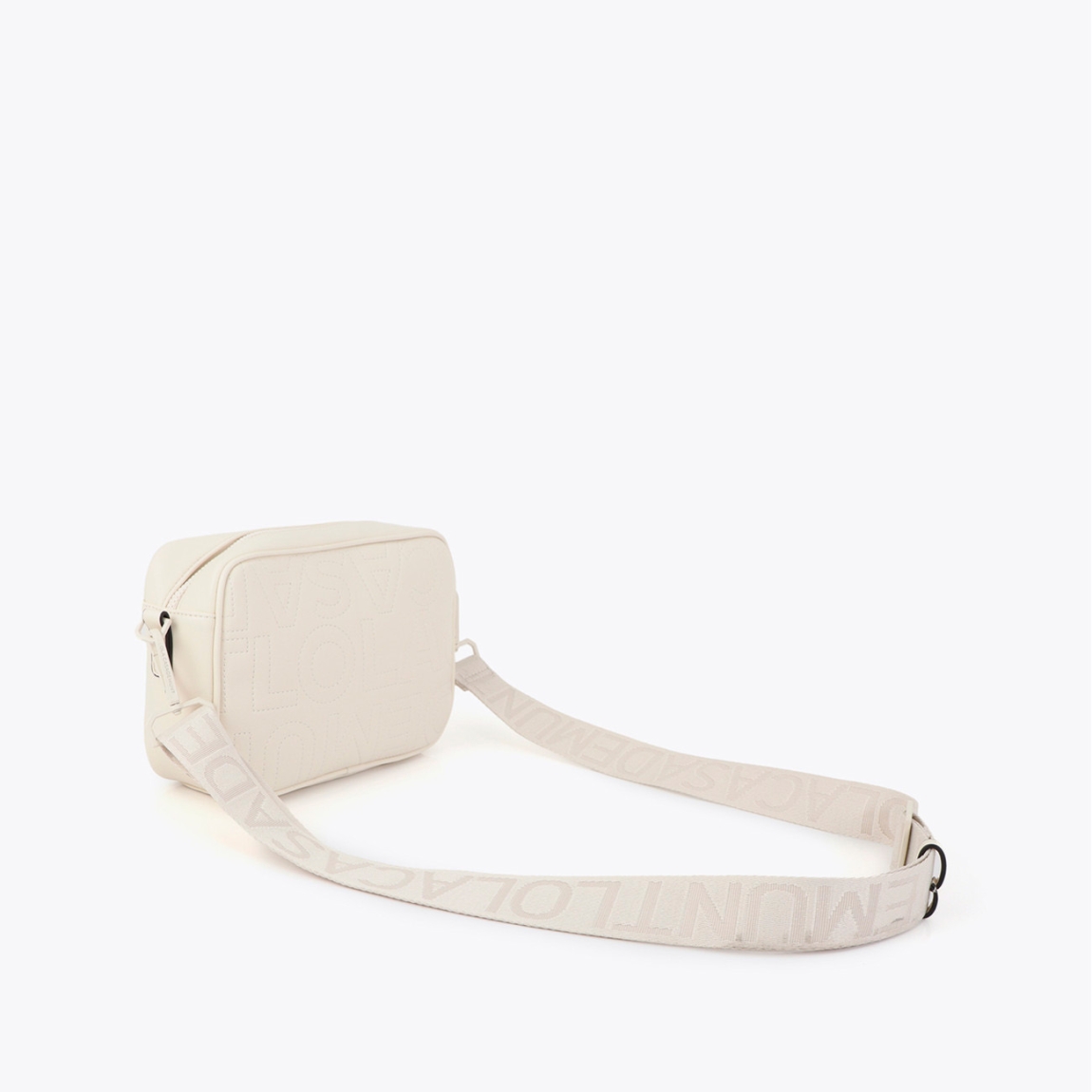 Bolso bandolera de la marca Lola Casademunt, modelo LEONARD. Bolso elaborado en polipiel de color crudo, es práctico y elegante. Confeccionado en material resistente, presenta un cierre de cremallera y detalles metálicos. Ideal para llevar lo esencial con estilo.ALTO 18cm ANCHO 25cm PROFUNDIDAD 8cm