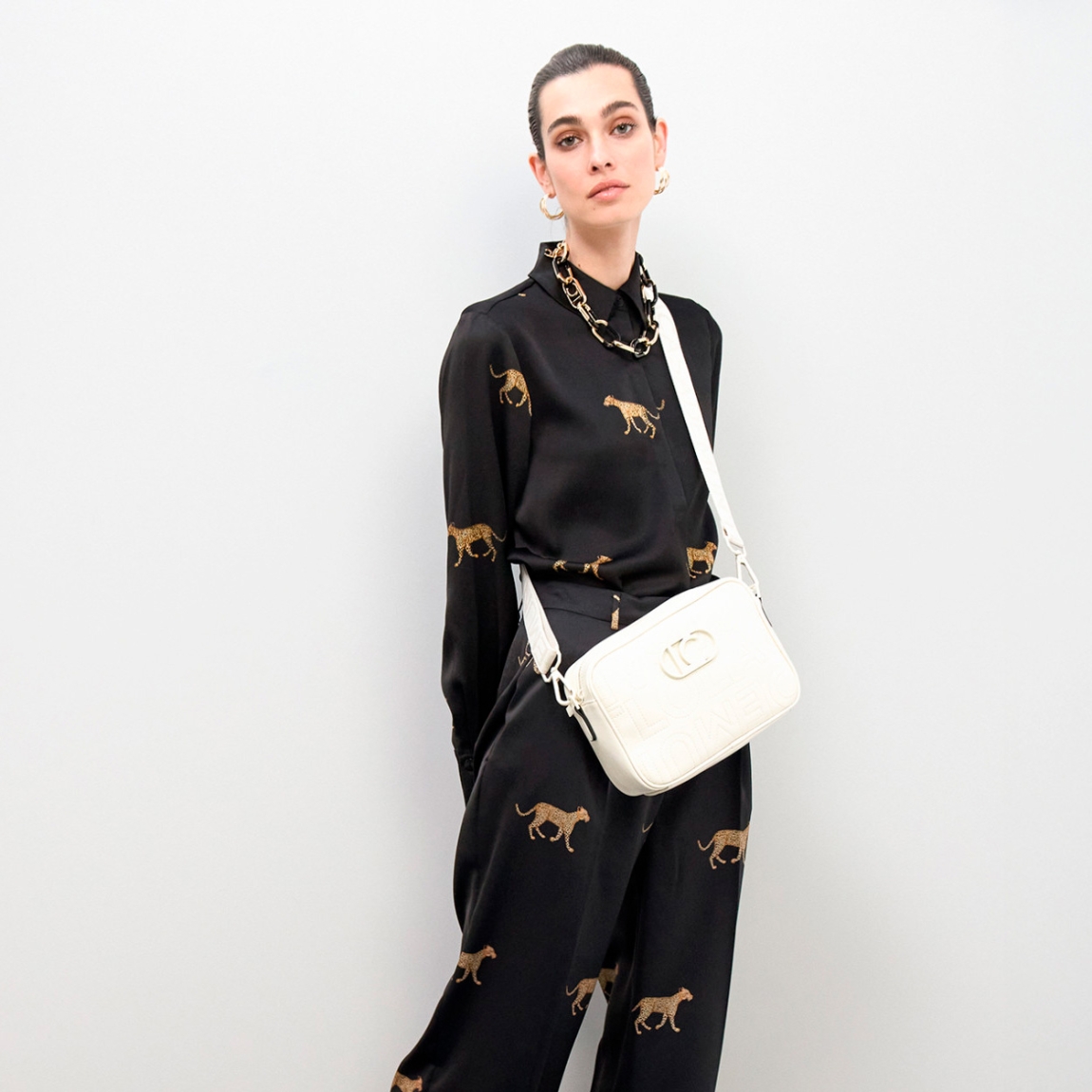 Bolso bandolera de la marca Lola Casademunt, modelo LEONARD. Bolso elaborado en polipiel de color crudo, es práctico y elegante. Confeccionado en material resistente, presenta un cierre de cremallera y detalles metálicos. Ideal para llevar lo esencial con estilo.ALTO 18cm ANCHO 25cm PROFUNDIDAD 8cm