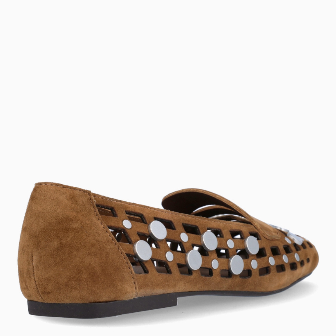 Mocasines de la marca ASH, modelo BALI. Mocasines ASH elaborados en ante color camel con efecto troquelado y detalle de tachuelas redondas plateadas por todo el mocasín. Cierre sin cordones. Interior con plantilla extraíble para mayor comodidad. Mocasines ASH BALI es un complemento ideal para darle estilo a tus looks!