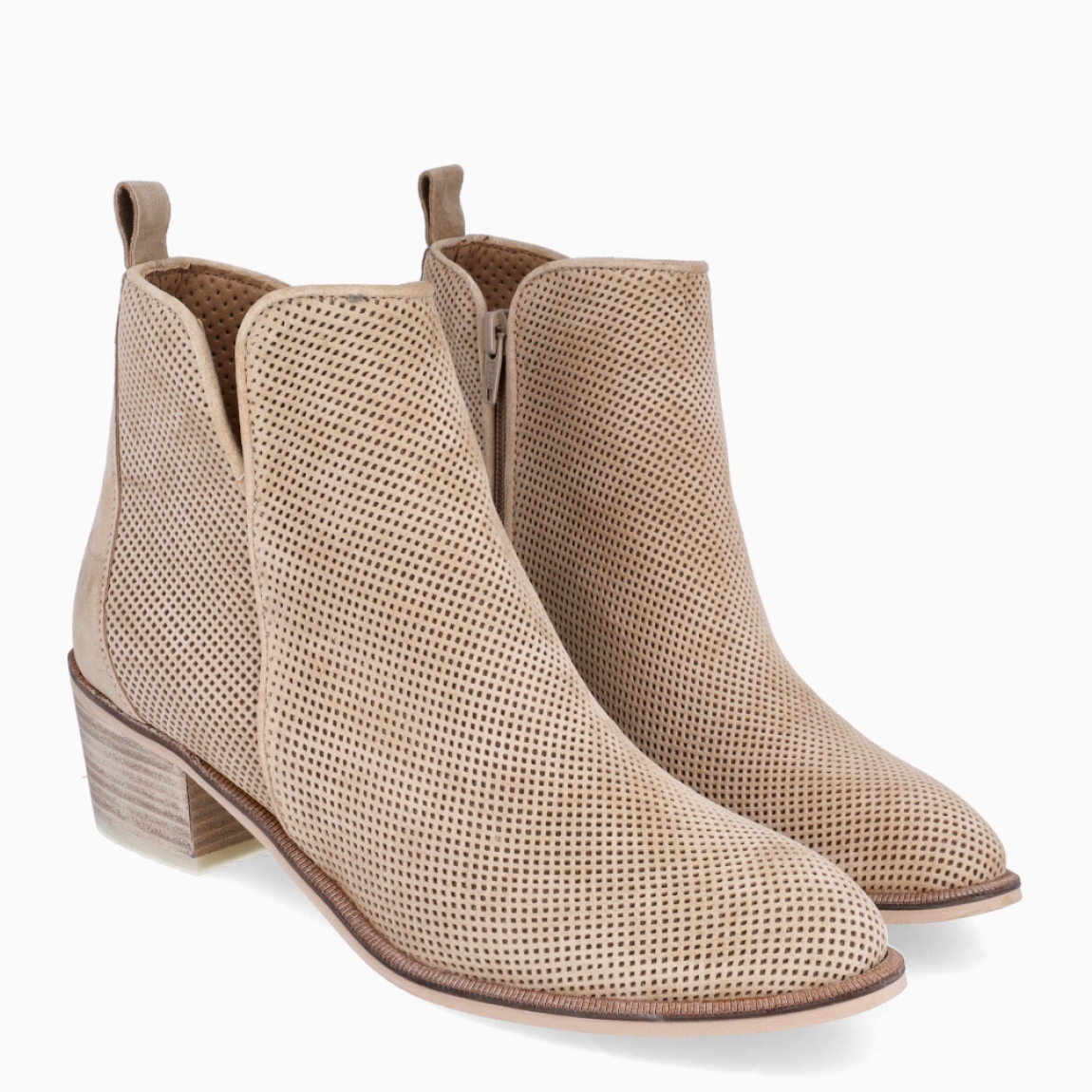Botines de la marca Alpe, modelo HELLEN. Exterior en ante color beig con diseño troquelado. Interior en ante beig. Cierre con cremallera y un tacón de 2cm de altura. Estos botines Alpe HELLEN son unos clásicos, ideales en estilo y comodidad.