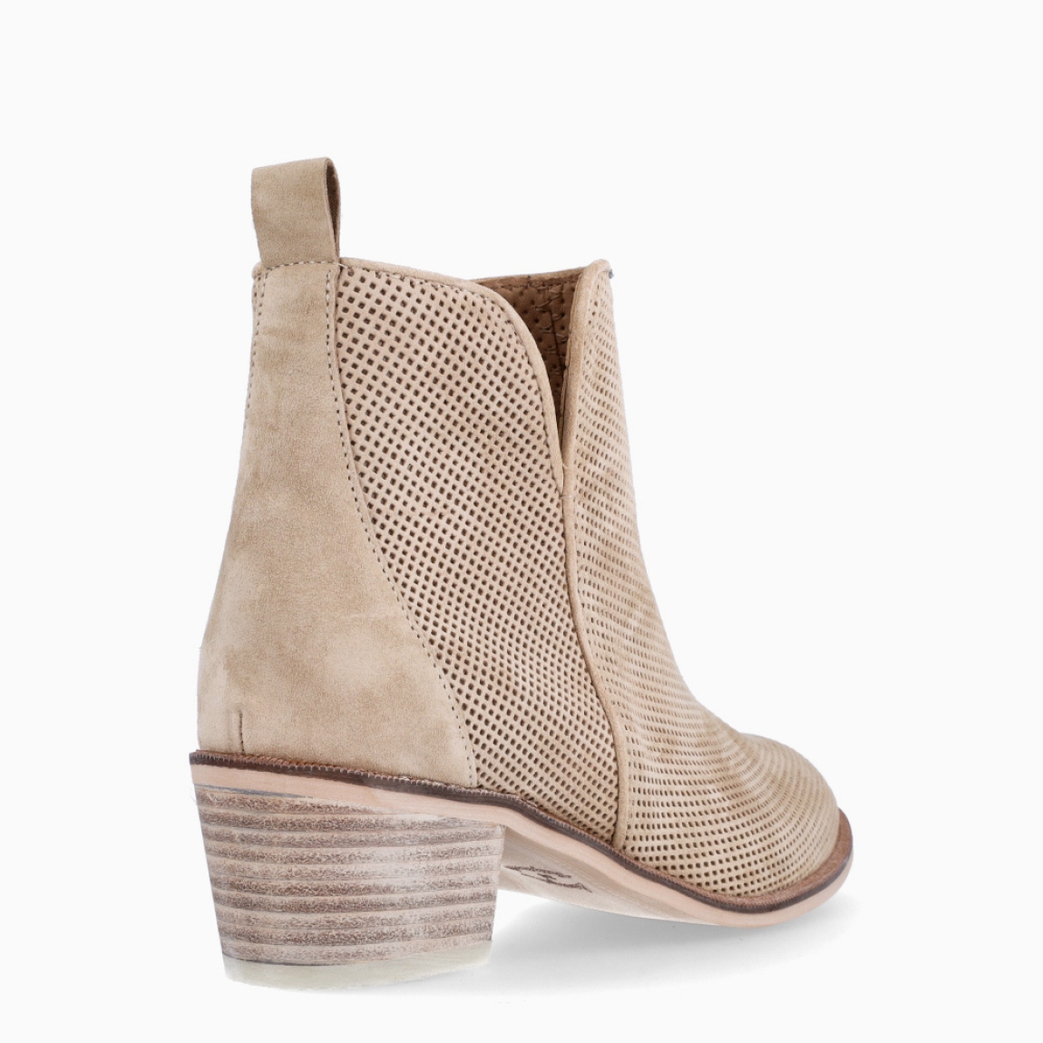 Botines de la marca Alpe, modelo HELLEN. Exterior en ante color beig con diseño troquelado. Interior en ante beig. Cierre con cremallera y un tacón de 2cm de altura. Estos botines Alpe HELLEN son unos clásicos, ideales en estilo y comodidad.