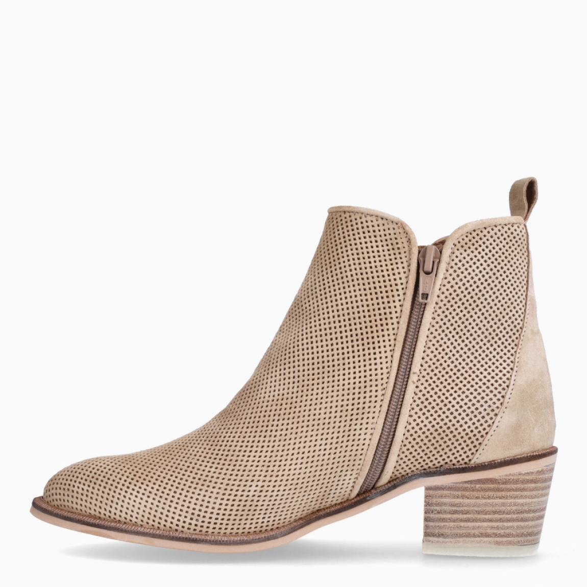 Botines de la marca Alpe, modelo HELLEN. Exterior en ante color beig con diseño troquelado. Interior en ante beig. Cierre con cremallera y un tacón de 2cm de altura. Estos botines Alpe HELLEN son unos clásicos, ideales en estilo y comodidad.