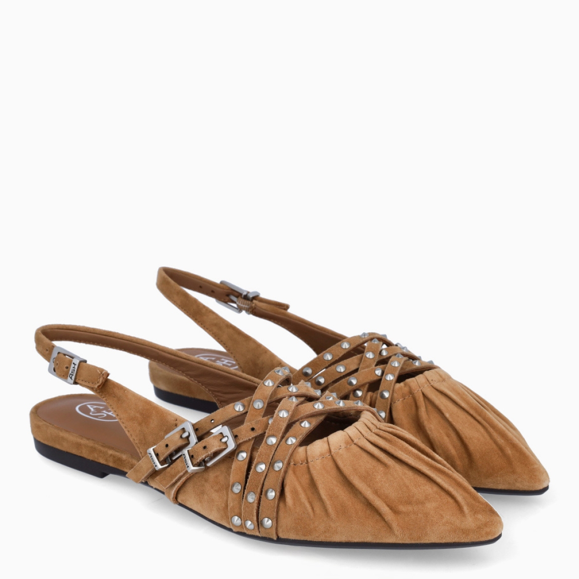 Salones destalonados de la marca ASH, modelo BIANCA. Salones ASH elaborados en ante color camel con efecto arrugado en punta, además de tiras cruzadas en pala con doble hebilla, y detalle de tachuelas plateadas por todo el zapato. Cierre con hebilla en tobillo. Interior en ante color camel. Salones ASH BALI es un complemento ideal para darle estilo a tus looks!