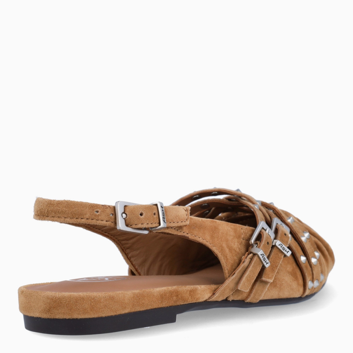 Salones destalonados de la marca ASH, modelo BIANCA. Salones ASH elaborados en ante color camel con efecto arrugado en punta, además de tiras cruzadas en pala con doble hebilla, y detalle de tachuelas plateadas por todo el zapato. Cierre con hebilla en tobillo. Interior en ante color camel. Salones ASH BALI es un complemento ideal para darle estilo a tus looks!