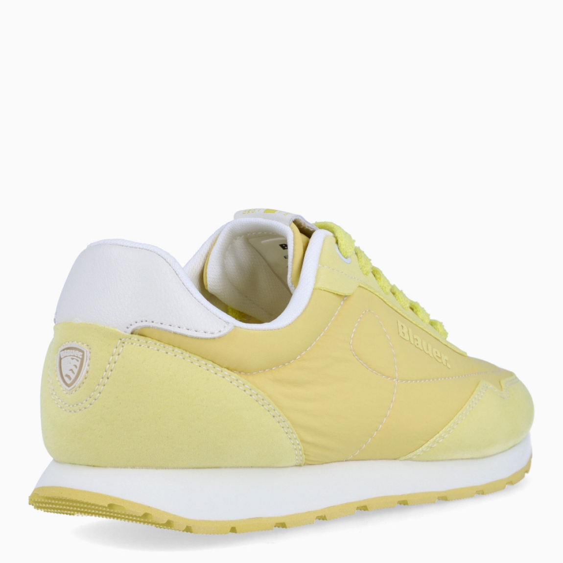 Deportivas de la marca Blauer, modelo SOFT. Exterior de las deportivas en naylon color amarillo con detalle de color blanco en tobillo. Interior de las deportivas en piel color blanco con plantilla acolchada y extraíble para máxima comodidad. Cierre de las deportivas con cordones color amarillo. Deportivas con suela plana dentada de goma. Logo Blauer en el lateral exterior de la deportiva. Este modelo SOFT de Blauer es ideal para tu comodidad del día a día!