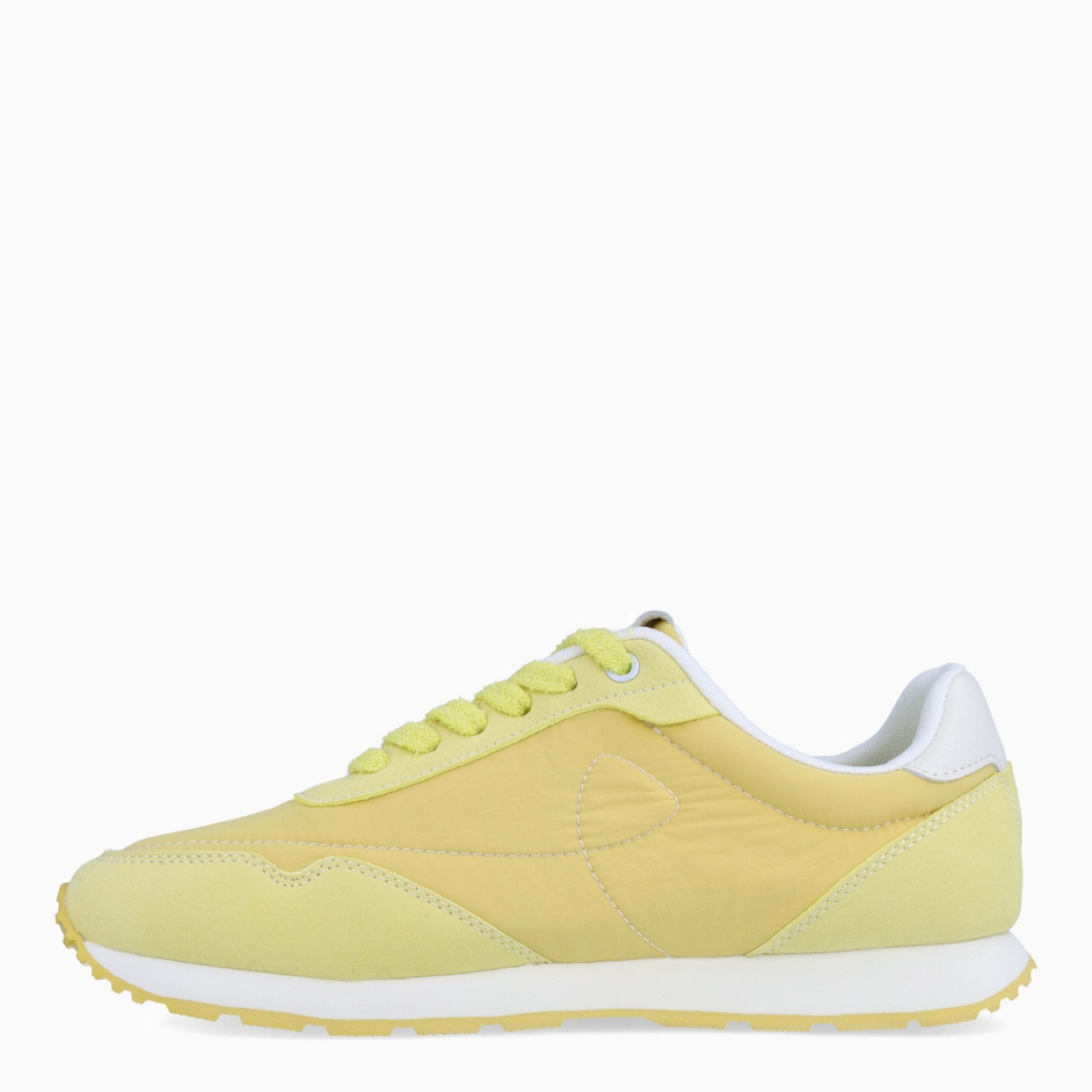 Deportivas de la marca Blauer, modelo SOFT. Exterior de las deportivas en naylon color amarillo con detalle de color blanco en tobillo. Interior de las deportivas en piel color blanco con plantilla acolchada y extraíble para máxima comodidad. Cierre de las deportivas con cordones color amarillo. Deportivas con suela plana dentada de goma. Logo Blauer en el lateral exterior de la deportiva. Este modelo SOFT de Blauer es ideal para tu comodidad del día a día!