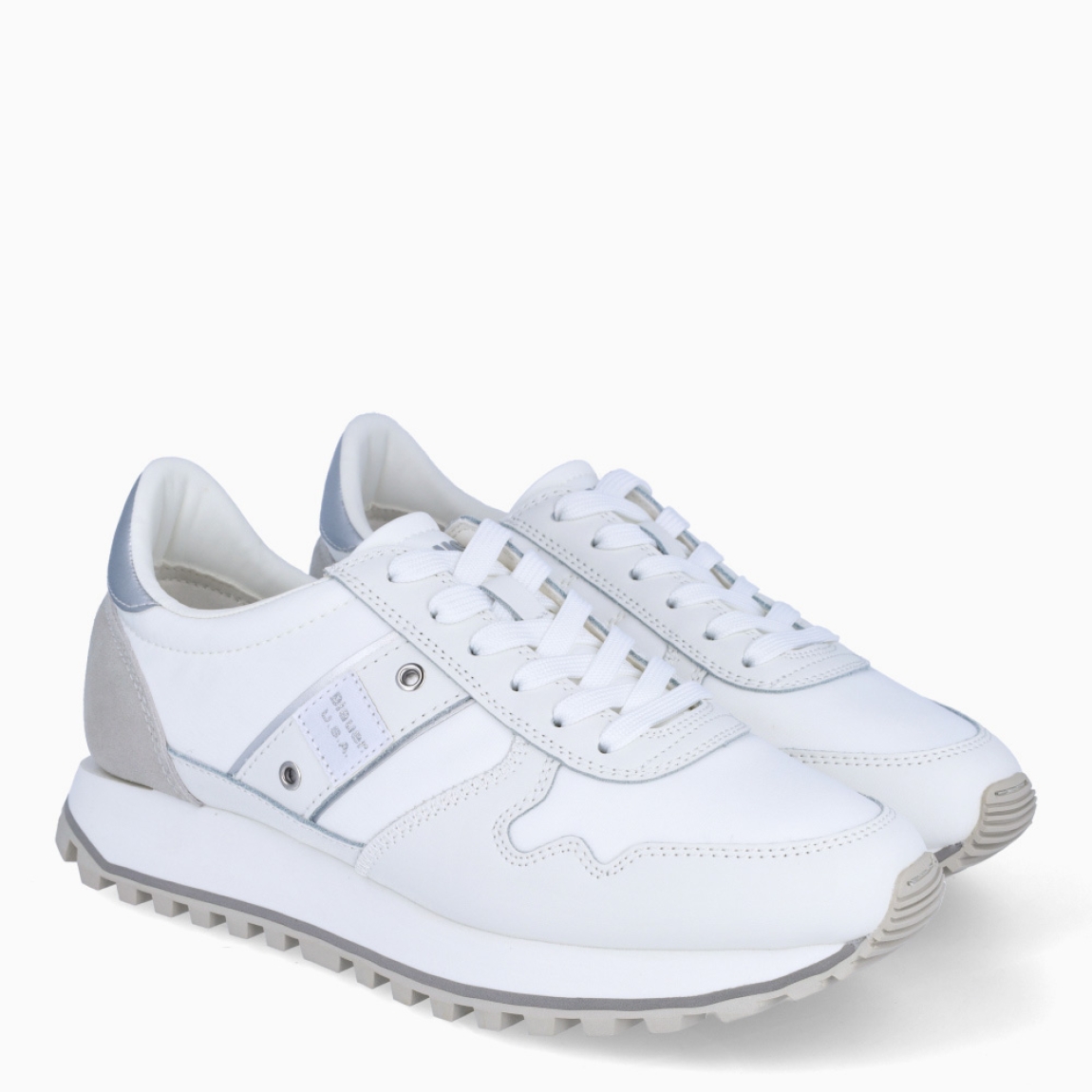 Deportivas de la marca Blauer, modelo MILLEN. Exterior de las deportivas en naylon color blanco con detalle plateado en tobillo. Interior de las deportivas en piel color blanco con plantilla acolchada y extraíble para máxima comodidad. Cierre de las deportivas con cordones color blanco. Deportivas con suela dentada de goma de 3cm de plataforma. Logo Blauer en el lateral exterior de la deportiva. Este modelo MILLEN de Blauer es ideal para tu comodidad del día a día!