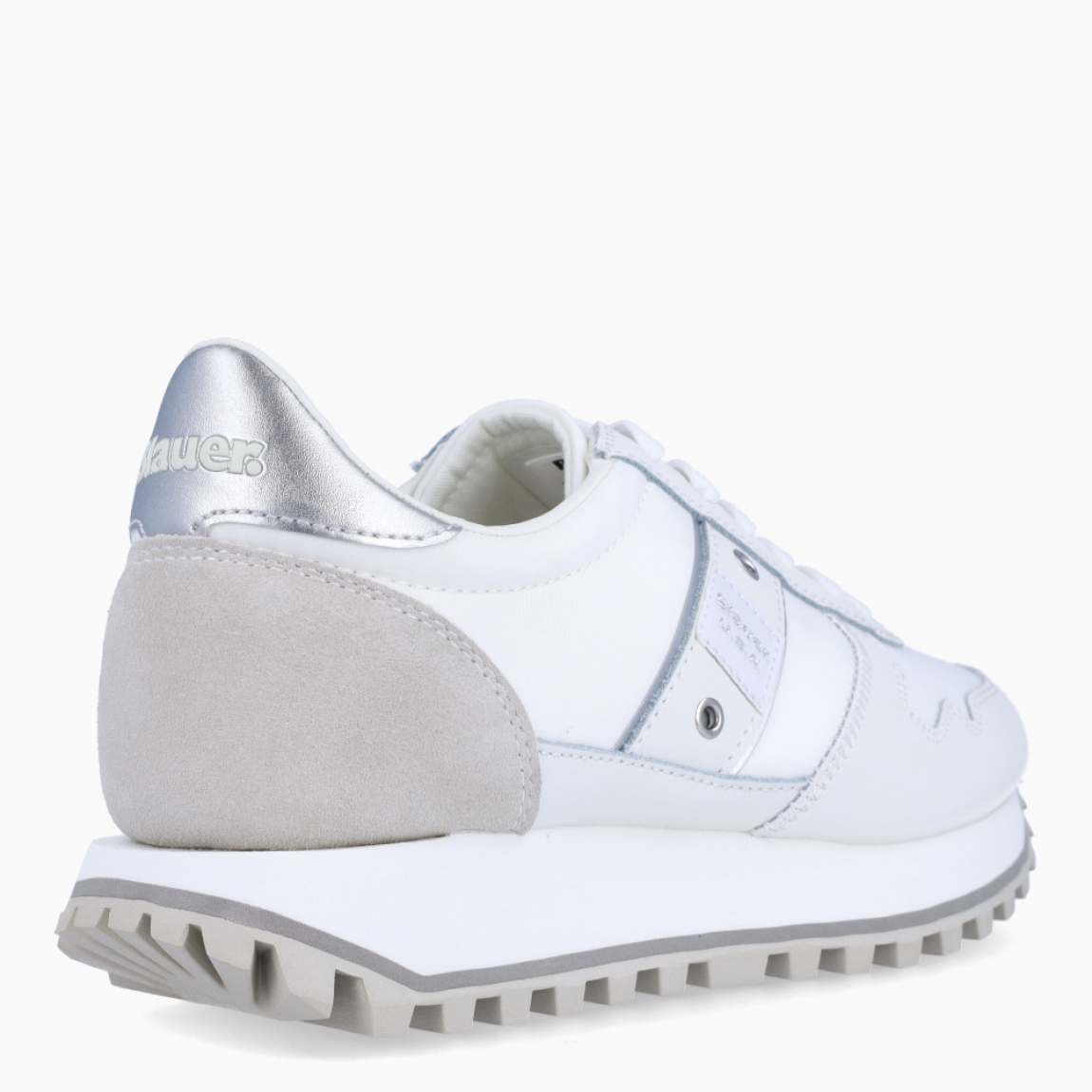 Deportivas de la marca Blauer, modelo MILLEN. Exterior de las deportivas en naylon color blanco con detalle plateado en tobillo. Interior de las deportivas en piel color blanco con plantilla acolchada y extraíble para máxima comodidad. Cierre de las deportivas con cordones color blanco. Deportivas con suela dentada de goma de 3cm de plataforma. Logo Blauer en el lateral exterior de la deportiva. Este modelo MILLEN de Blauer es ideal para tu comodidad del día a día!