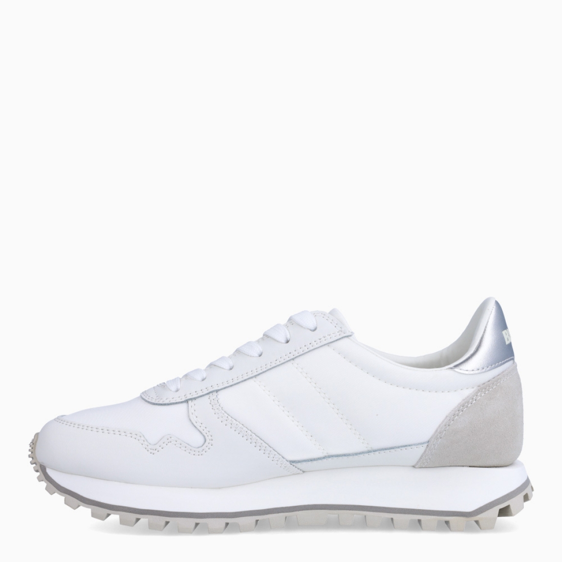 Deportivas de la marca Blauer, modelo MILLEN. Exterior de las deportivas en naylon color blanco con detalle plateado en tobillo. Interior de las deportivas en piel color blanco con plantilla acolchada y extraíble para máxima comodidad. Cierre de las deportivas con cordones color blanco. Deportivas con suela dentada de goma de 3cm de plataforma. Logo Blauer en el lateral exterior de la deportiva. Este modelo MILLEN de Blauer es ideal para tu comodidad del día a día!