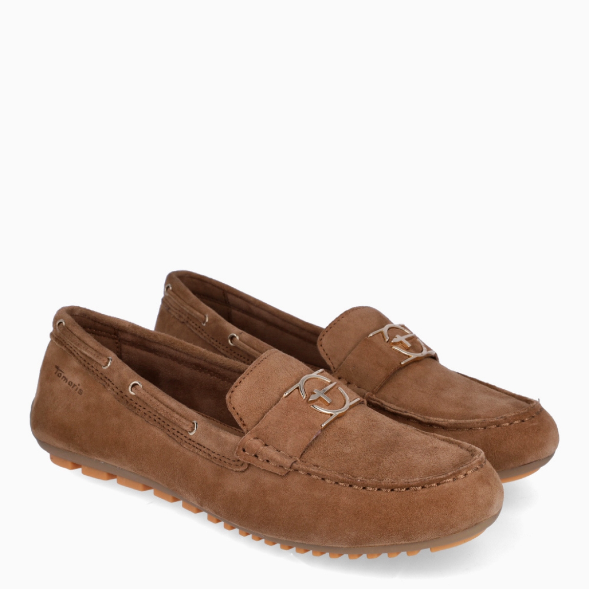 Mocasines de la marca Tamaris, modelo ZAÑA. Mocasines Tamaris elaborados en ante color marrón con detalle de adorno dorado en la pala. Interior con plantilla acolchada y extraíble para máxima comodidad. Cierre sin cordones. Suela plana y de goma dentada. Estos mocasines Tamaris ZAÑA son ideales para esta temporada!