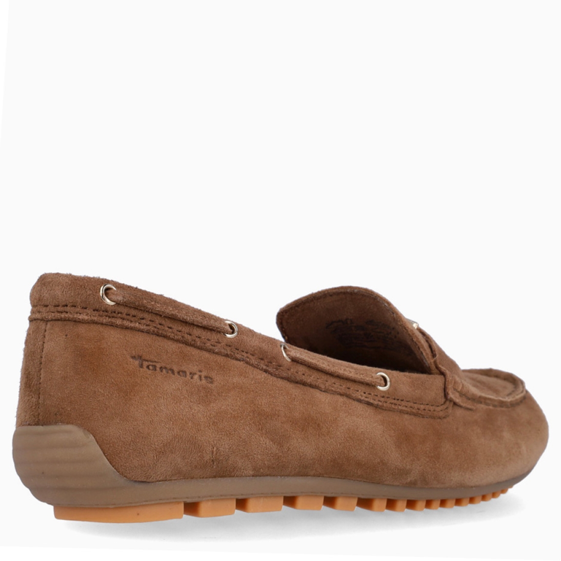 Mocasines de la marca Tamaris, modelo ZAÑA. Mocasines Tamaris elaborados en ante color marrón con detalle de adorno dorado en la pala. Interior con plantilla acolchada y extraíble para máxima comodidad. Cierre sin cordones. Suela plana y de goma dentada. Estos mocasines Tamaris ZAÑA son ideales para esta temporada!