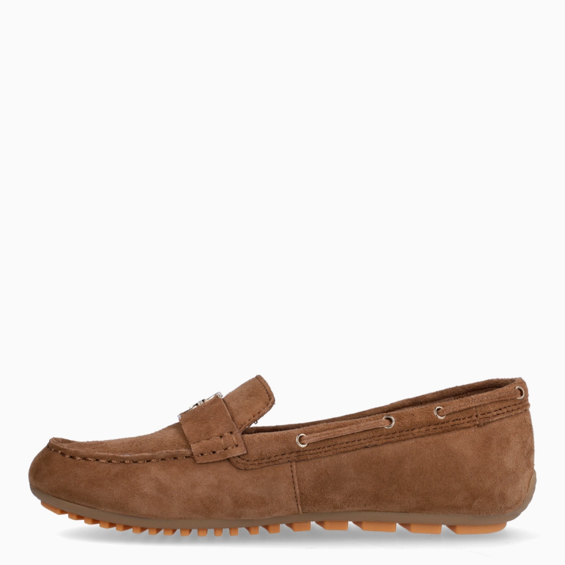 Mocasines de la marca Tamaris, modelo ZAÑA. Mocasines Tamaris elaborados en ante color marrón con detalle de adorno dorado en la pala. Interior con plantilla acolchada y extraíble para máxima comodidad. Cierre sin cordones. Suela plana y de goma dentada. Estos mocasines Tamaris ZAÑA son ideales para esta temporada!