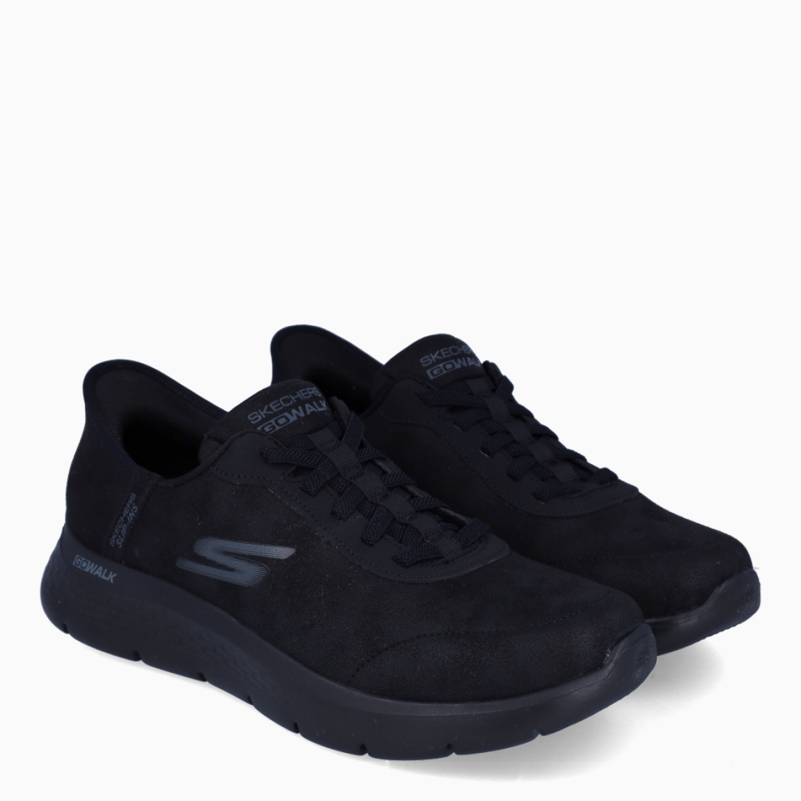 Deportivas de la marca Skechers, modelo D12. Exterior en ante color negro con logo lateral de la marca. Interior en textil con plantilla extraíble y acolchada para máxima comodidad. Cierre con cordones y suela de goma con 2cm de altura. Estas deportivas Skechers D12 son unas clásicas, ideales para ti!