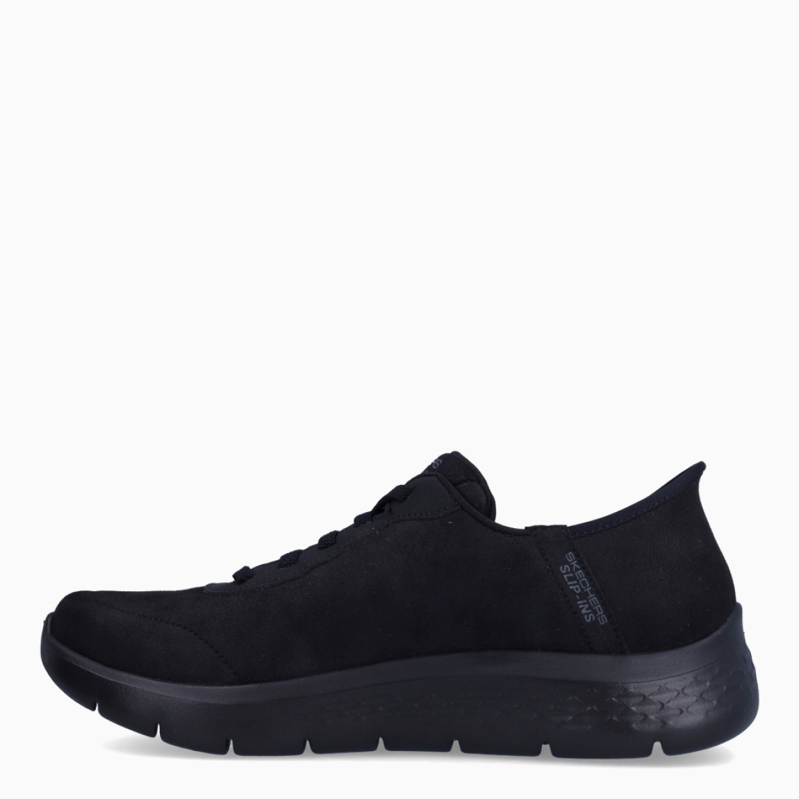 Deportivas de la marca Skechers, modelo D12. Exterior en ante color negro con logo lateral de la marca. Interior en textil con plantilla extraíble y acolchada para máxima comodidad. Cierre con cordones y suela de goma con 2cm de altura. Estas deportivas Skechers D12 son unas clásicas, ideales para ti!